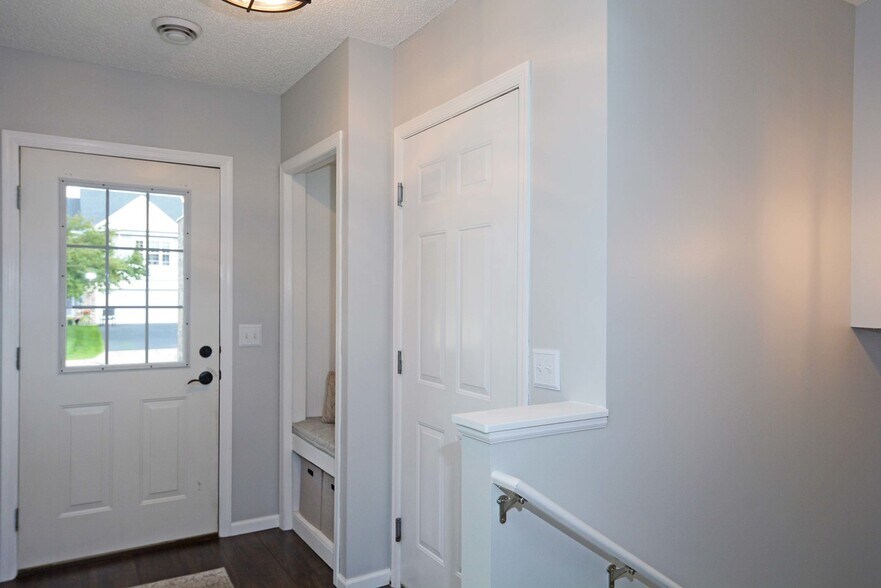 Building Photo - 10511 Pond Curv