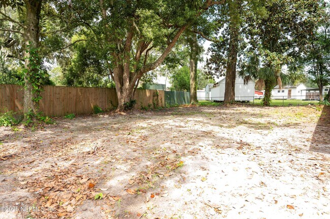 Building Photo - 313 Suzanne Dr