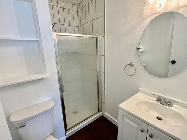 Building Photo - 3 bd/2ba Cottage with alley Access