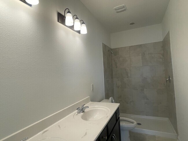 Building Photo - 3/2.5 Townhome in Holly Forest!