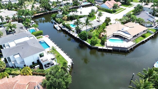Building Photo - 830 NE Boca Bay Colony Dr