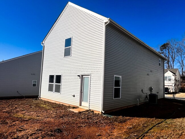 Building Photo - Beautiful 3 bedroom, 2 1/2 bathroom home i...