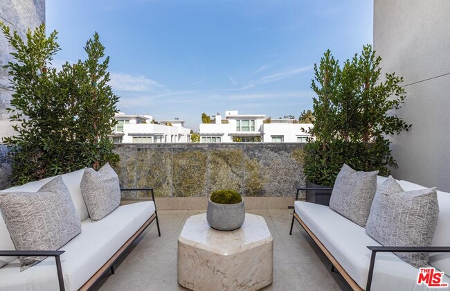 Building Photo - 455 N Palm Dr