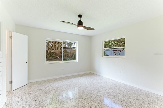 Building Photo - 2618 Valencia Dr