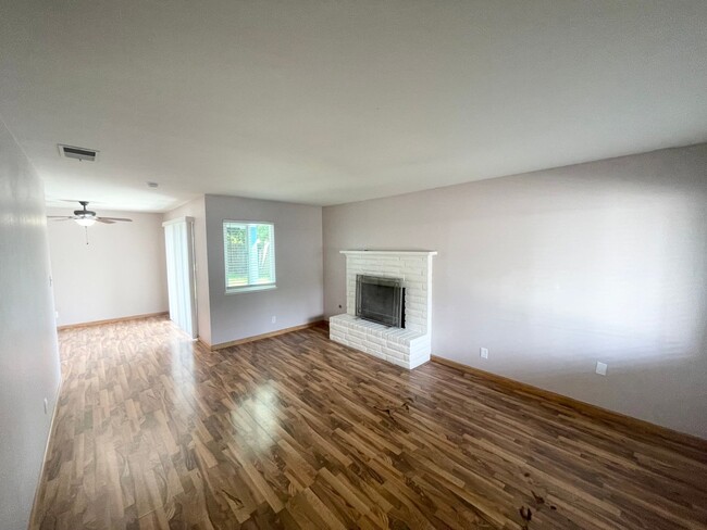 Building Photo - Adorable completely remodeled home near UC...