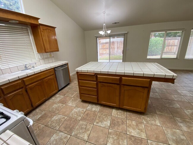 Building Photo - Coming soon, Beautiful Home located SE Visalia!