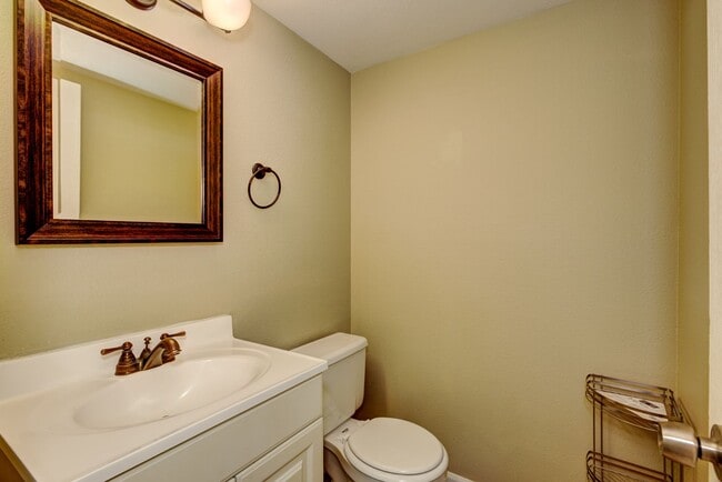 Building Photo - Central 2 bed 1.5 bath Townhouse
