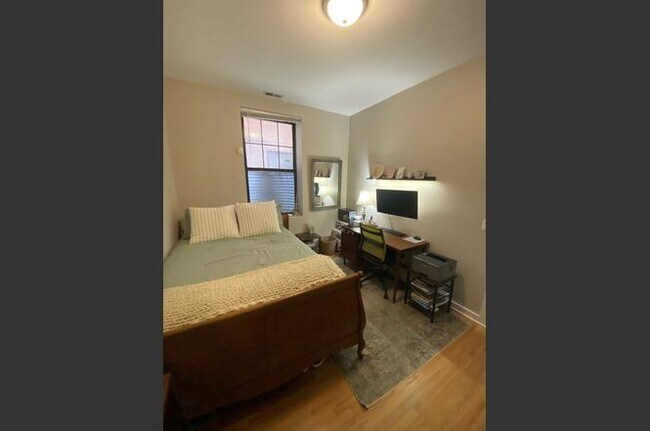 Building Photo - 2151 W. Evergreen-103