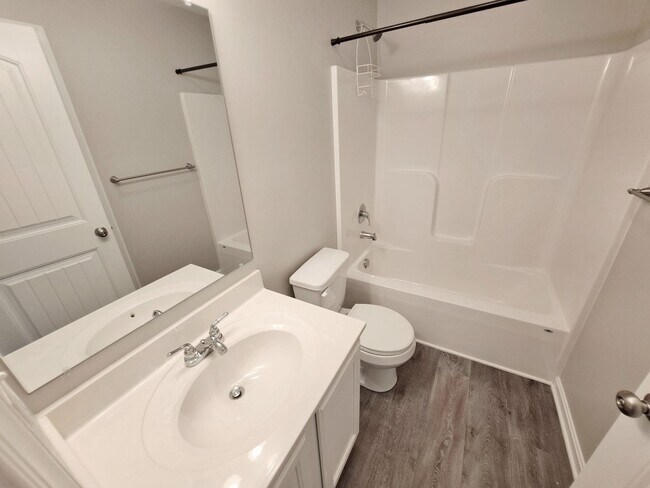 Building Photo - 3 Bed / 2-1/2 Bath  Single Family Town Home w/Attached1 Car Garage