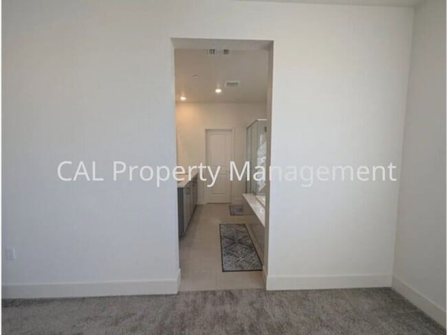 Building Photo - Beautiful 5 Bedroom Home in Hollister