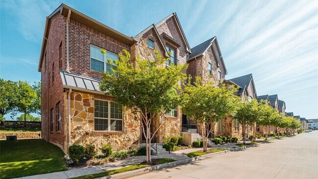 Building Photo - 2745 Troutt Dr