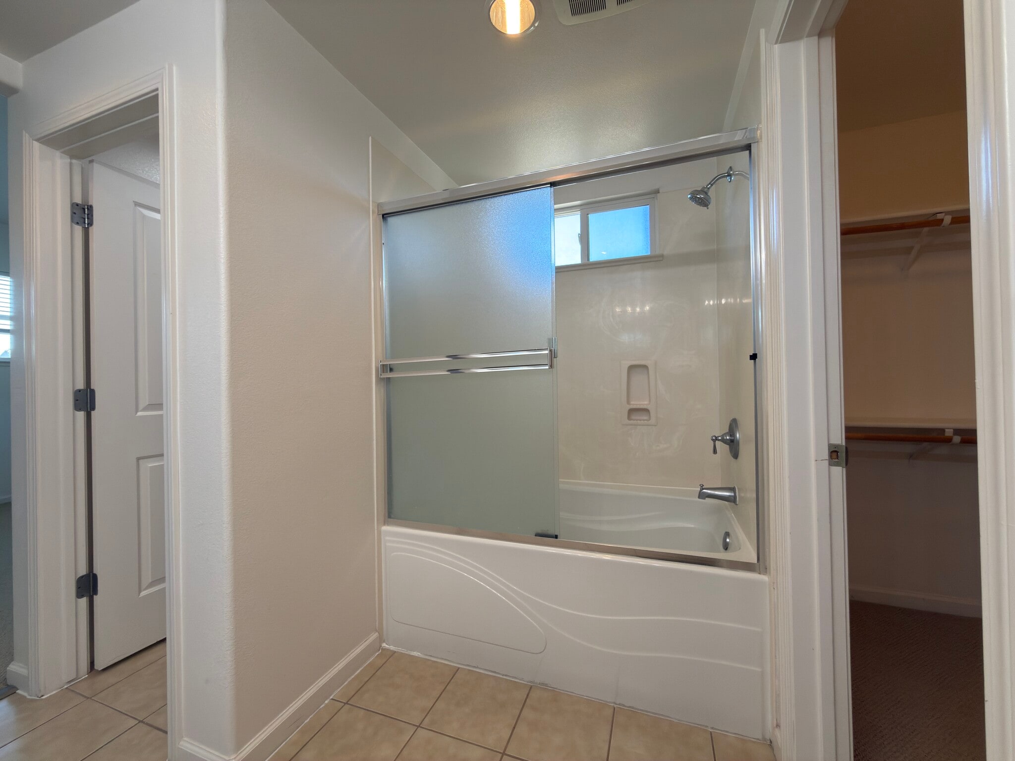 Master Bedroom Shower/Tub - 300 Presidio St