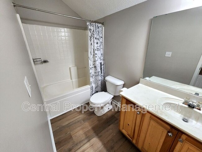 Building Photo - 303 Rexford Dr