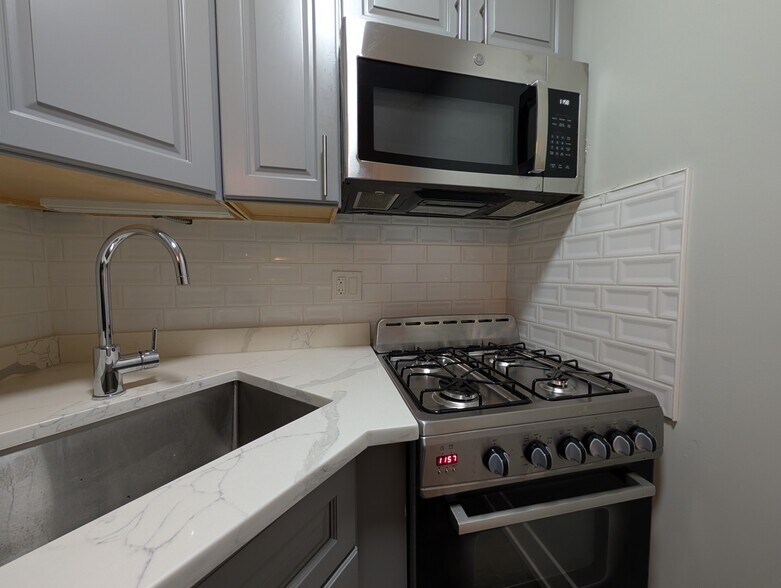 Building Photo - 515 W Belmont Ave