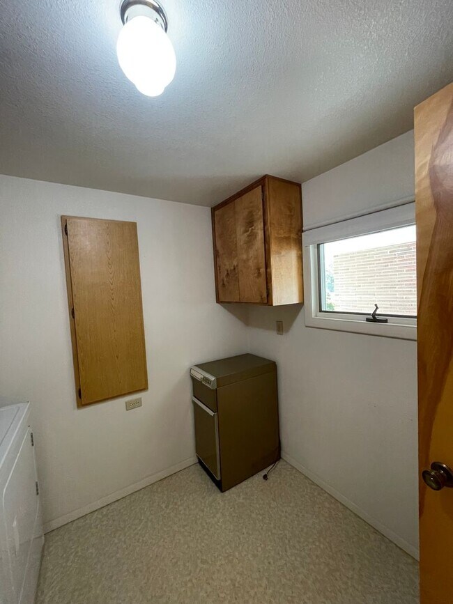 Building Photo - 302 N Crestview Dr