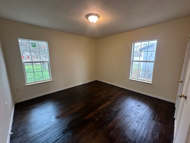 Building Photo - 3921 Roselawn Dr