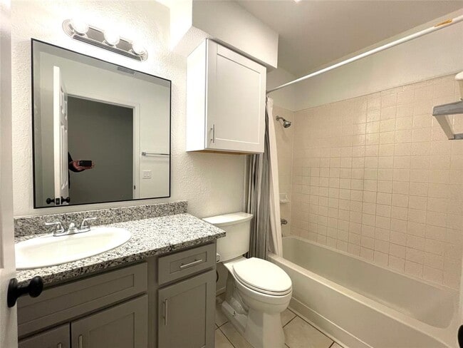 Building Photo - 703 Twin Oak Trail