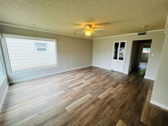 Building Photo - 3 bedroom home centrally located!