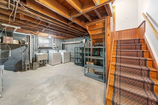 Building Photo - Large 3 Bedroom Apt + Private Office Space