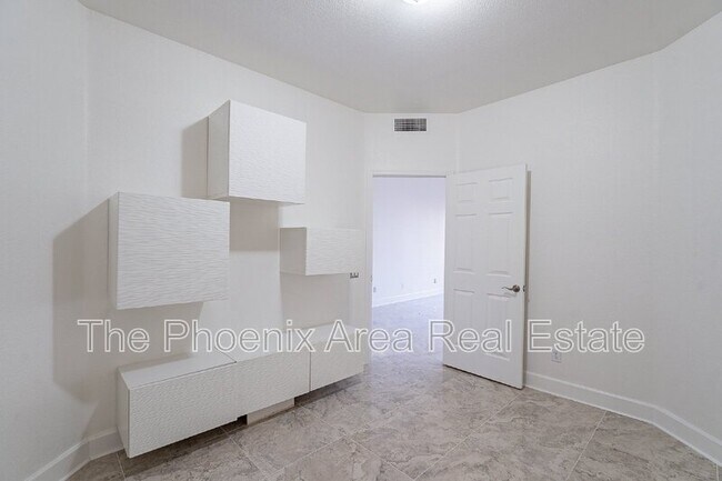 Building Photo - 4663 S Oleander Dr