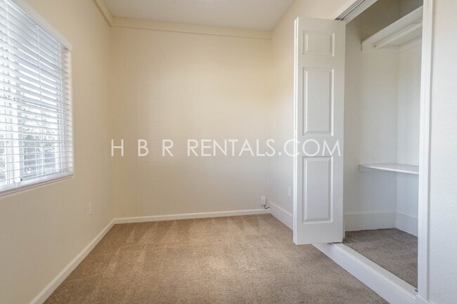 Building Photo - Charming 3-Bedroom Haven with 2 Full Baths...