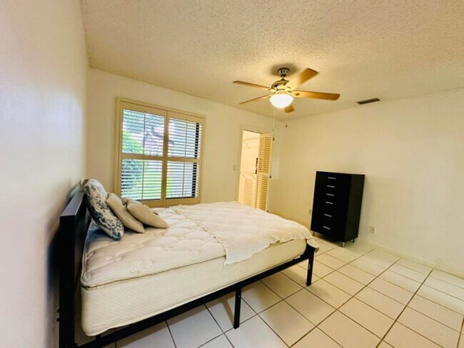 Building Photo - 5077 Forsythia St
