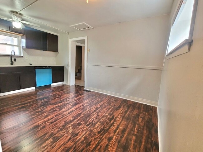 Building Photo - Charming 3 bed 1 bath 2 garage house in Pu...