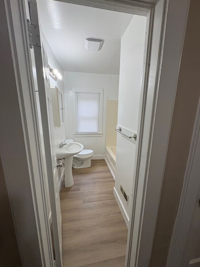 Building Photo - 2 Bedrooms and 1 Bath House