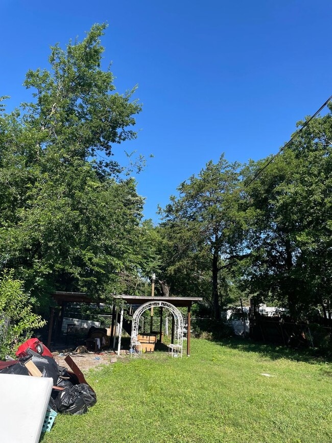 Building Photo - Cedar Crest Home 3 Bed, 1 Bath