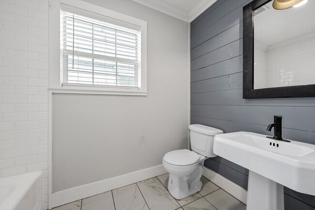 Building Photo - Beautifully Updated 2/2 Cottage - Available now!