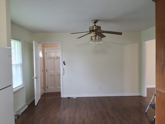 Building Photo - Beautiful 3 Bed, 2 Bath with walk out fini...