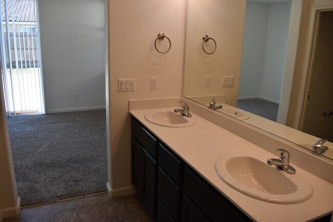 Building Photo - 4457 Jennifer Wy