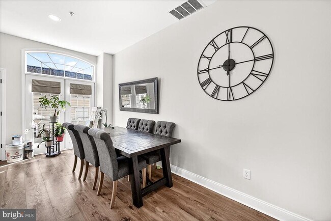 Building Photo - 910 Featherstone St