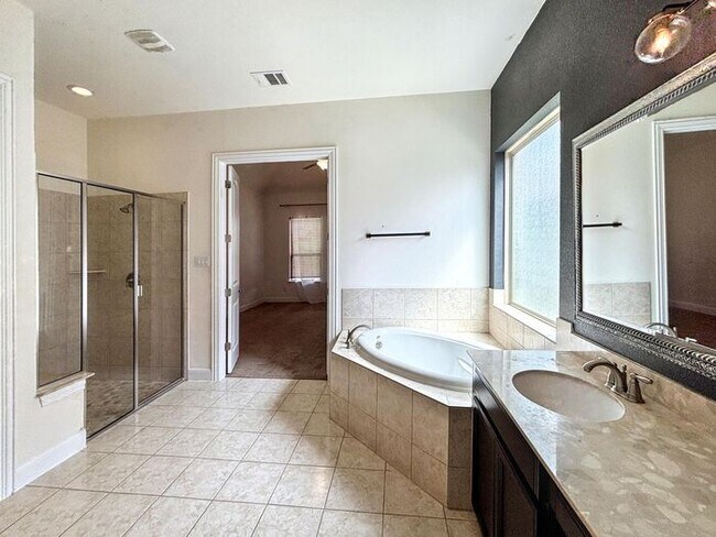 Building Photo - Spacious & Stylish 4-Bedroom Home with Mod...