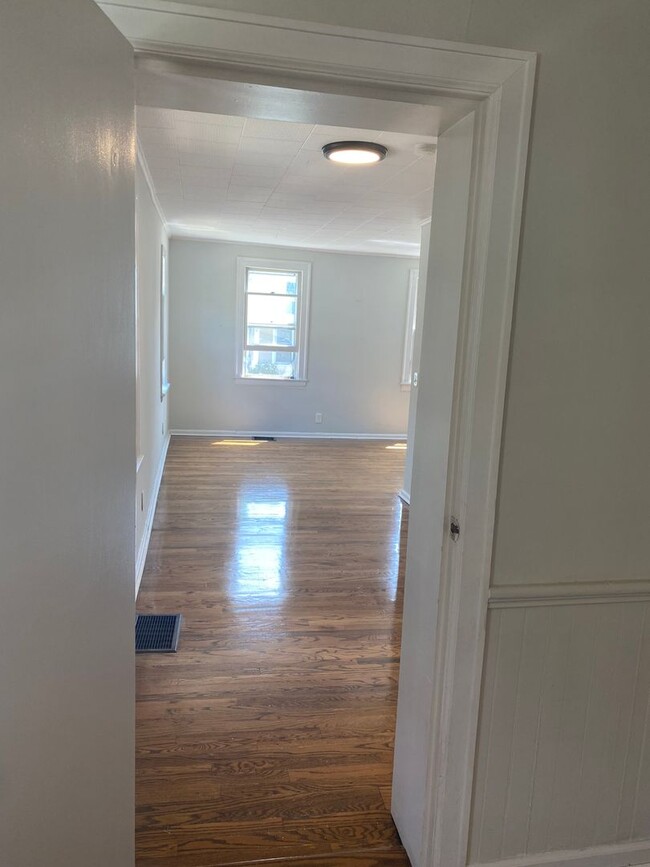 Building Photo - Cozy Single Bungalow right in the Wedge! A...