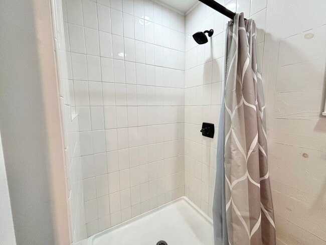 Building Photo - Available Now! 3 BED, 2 BATH HOME w/ UTILI...