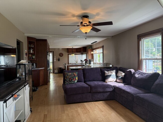 Building Photo - Adorable 2-Bedroom Cottage in Marion!