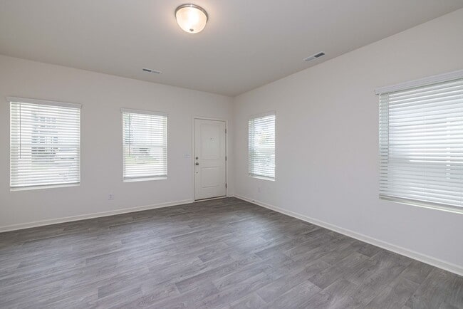 Building Photo - BEAUTIFUL 2 Bedroom/2.5 Bath Townhome in MIDLAND -AVAILABLE LATE AUGUST 2026!