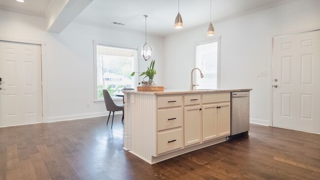 Building Photo - Spacious 4/3.5 w/ Master on Main and Fully...