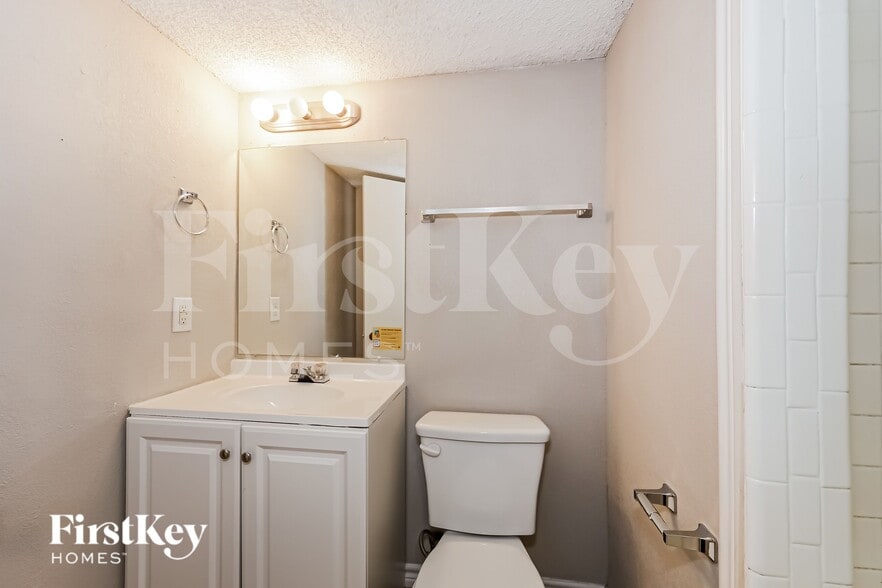 Building Photo - 902 Poinsettia Dr