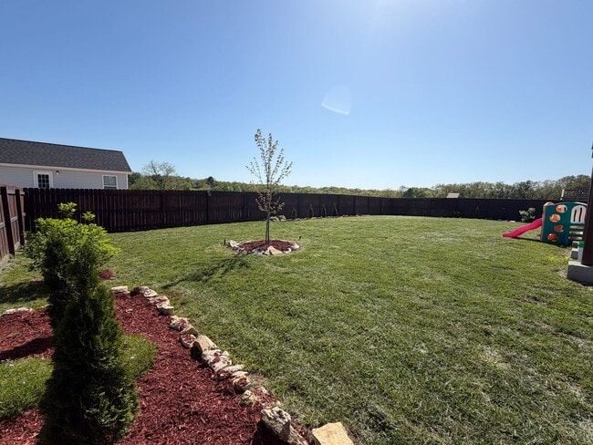 Building Photo - Beautiful 4/3 Ready May 1st!