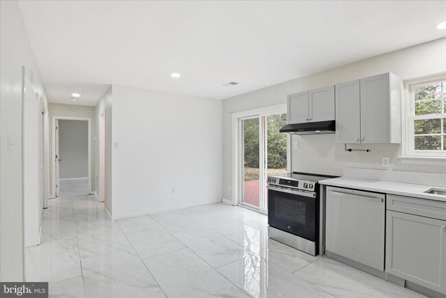 Building Photo - 3454 Tamarack Ct