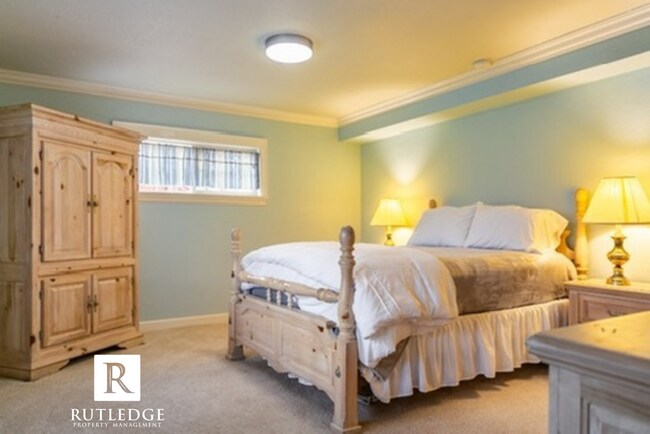 Building Photo - 2 1/2 Acres Manicured Country Living