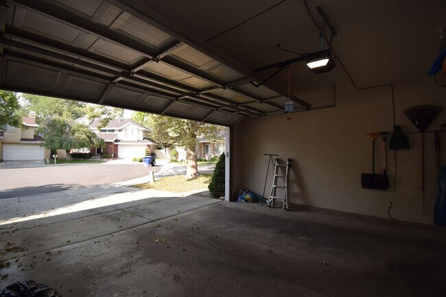 Building Photo - 2122 Rainbow Point Dr