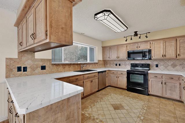 Building Photo - 2800 Hedgeway Dr