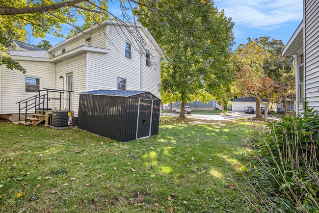 Building Photo - 37 Gold Ave NW