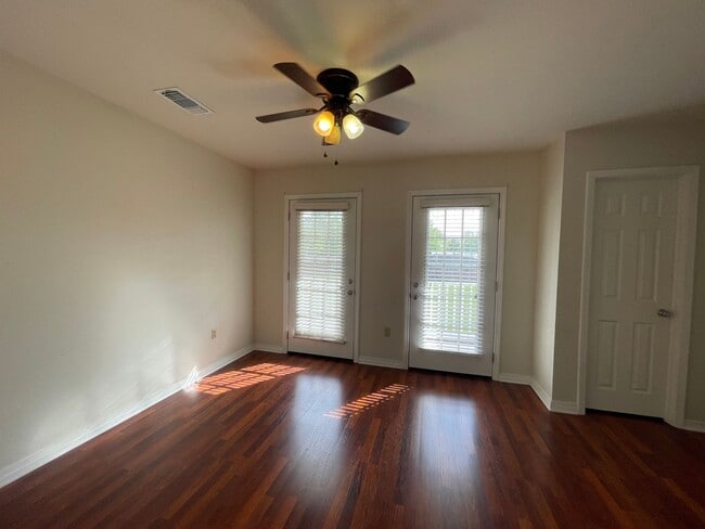 Building Photo - 2 Bedroom Townhouse Near Southdowns & the ...