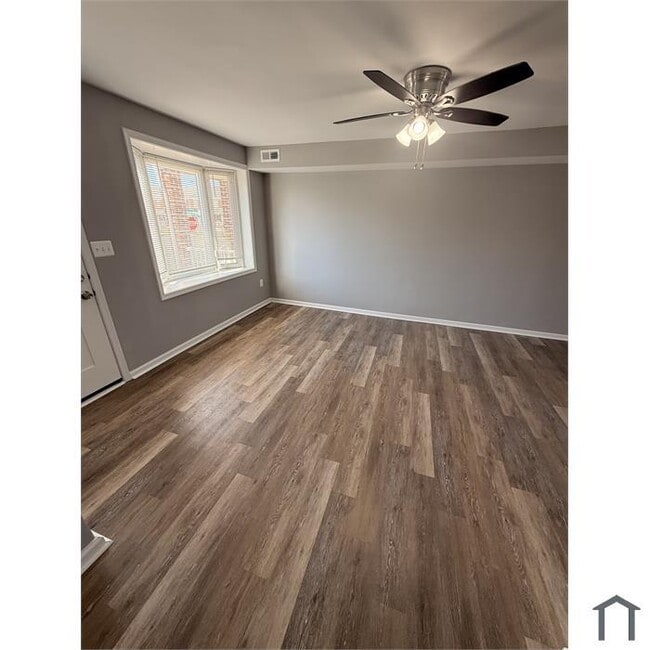 Building Photo - 3 bedroom with Parking