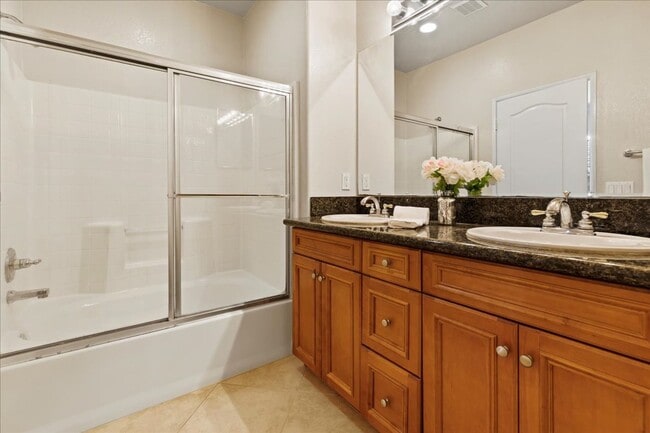 Building Photo - $3,456 - 2 Bed / 2 Bath Stunning Corner Un...