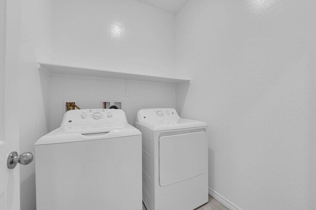 Building Photo - 3 bedroom home in gated community! Move in...